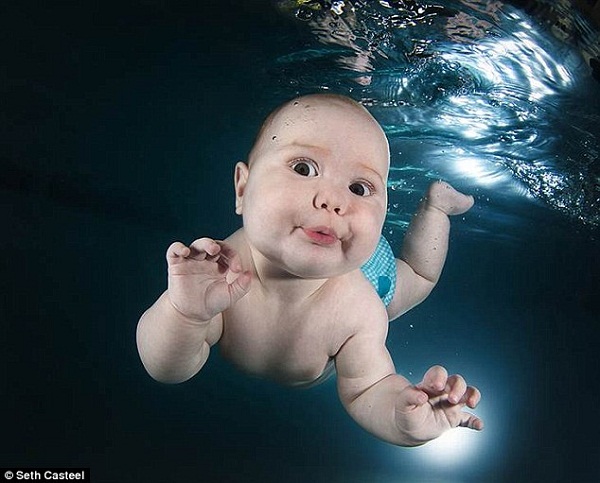 Bé Unsinkable, bảy tháng tuổi bình tĩnh bơi dọc trước ống kính máy ảnh