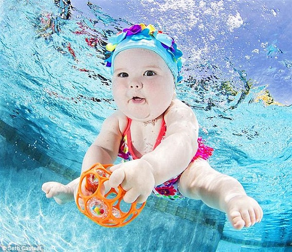 Bé Valentina, chín tháng tuổi mang theo cả đồ chơi khi học bơi