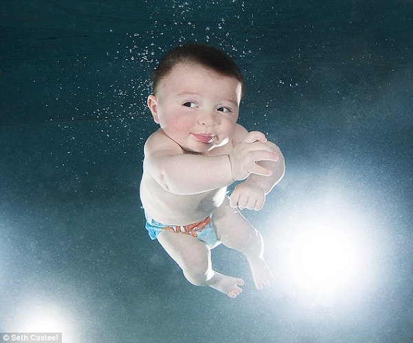 Casteel hy vọng sẽ sử dụng những hình ảnh đáng yêu của các em bé để vận động cha mẹ cho trẻ học bơi