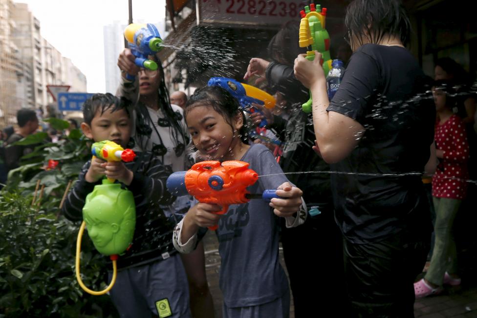Trẻ em cũng rất thích thú với cuộc chiến té nước