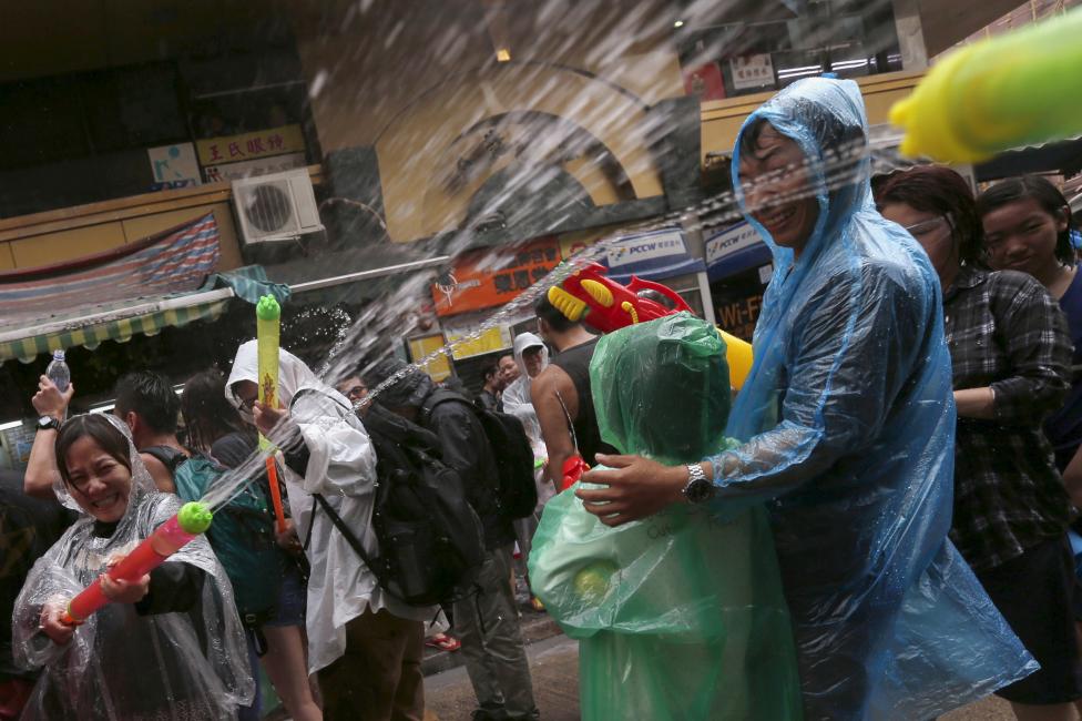 Một người phụ nữ đang phun nước trong cuộc chiến té nước tại quận Kowloon, được biết đến như 1 Thái Lan thu nhỏ với số lượng nhà hàng nhiều nhất Thái Lan