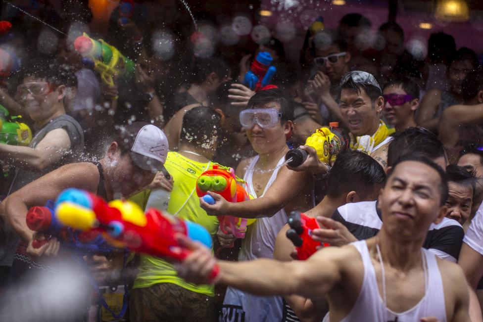 Lễ hội SongKran hay còn gọi là lễ hội nước đánh dấu sự khởi đầu của Tết cổ truyền của Thái Lan. Người tham gia lễ hội sử dụng súng nước để xịt vào nhau