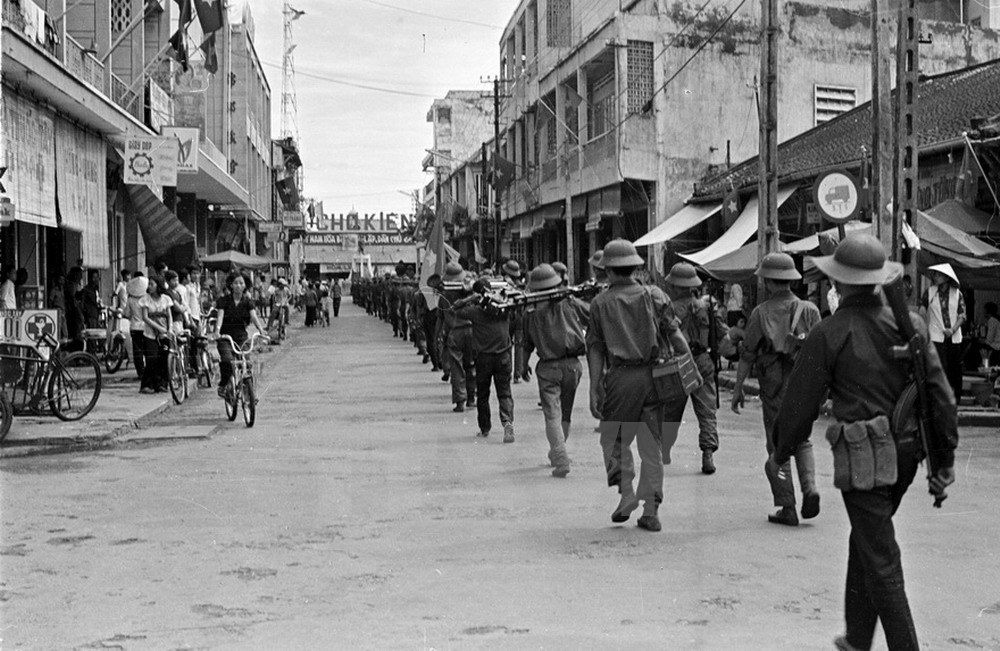 Quân giải phóng tiến vào giải phóng thị xã Rạch Giá