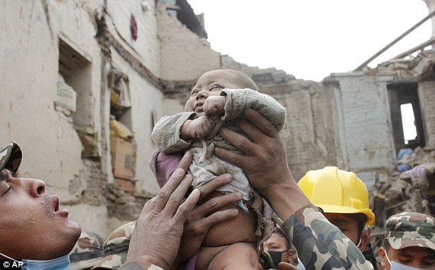 Những phép màu kỳ diệu sau thảm họa động đất ở Nepal - Ảnh 1