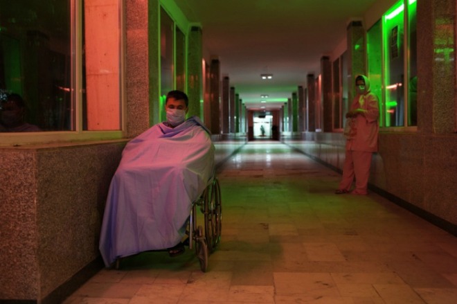Ghaffar (bên trái sau phẫu thuật) ở lại bệnh viện 3 tuần để theo dõi. Người cho thận, cô Narin được xuất viện sau 3 ngày mổ