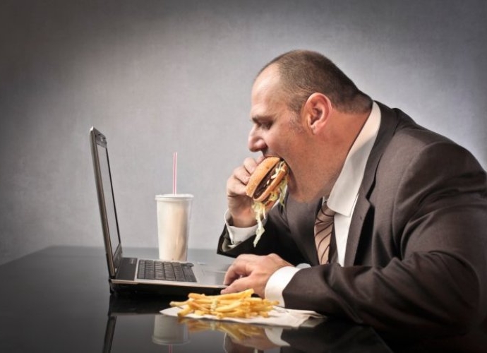 Photo: Tại sao không nên ăn trưa tại bàn làm việc? - Ảnh 1