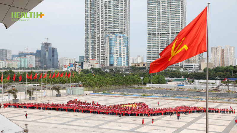 Tổng kết Hành trình đỏ 2015: 3.000 bạn trẻ xếp hình cánh chim hạc  - Ảnh 1