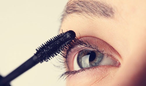 Cách thông thường nhất để có một hàng lông mi cong là dùng mascara. Nhưng dùng thế nào để có hiệu quả cao nhất? Khi chải mi, hơi ấn tay xuống khi chải đến đầu lông mi. Cách này sẽ giúp lông mi của bạn cong lâu hơn. 