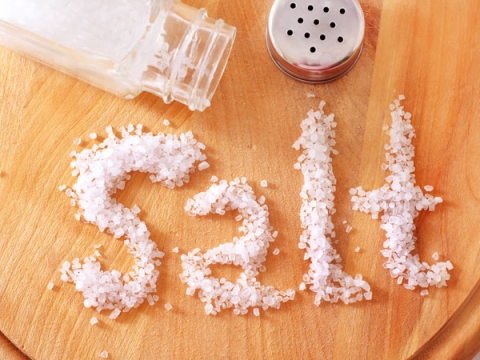 7 dấu hiệu cảnh báo bạn đang ăn quá nhiều muối - Ảnh 1