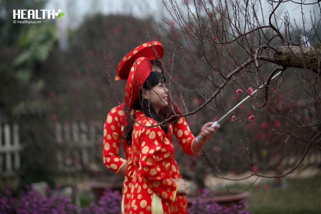 Bất chấp cái lạnh thấu xương, người Hà Nội vẫn đổ xô ra vườn đào Nhật Tân chụp ảnh - Ảnh 1