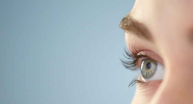 7 thói quen hàng ngày đang gây hại cho đôi mắt - Ảnh 1