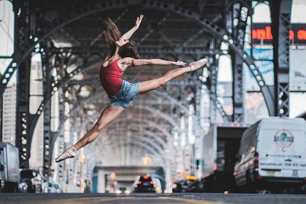 Mê hoặc với những vũ điệu ballet tuyệt đẹp trên đường phố New York - Ảnh 1