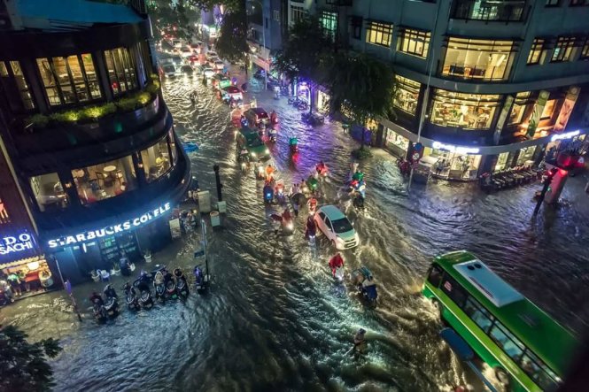 Dân facebook tung nhiều ảnh độc về mưa ngập Sài Gòn - Ảnh 1
