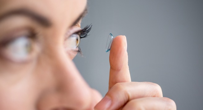 6 lời khuyên giúp bạn sử dụng kính áp tròng an toàn hơn - Ảnh 1