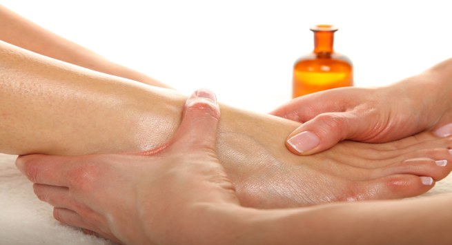 Hướng dẫn massage bàn chân bằng dầu dừa - Ảnh 1