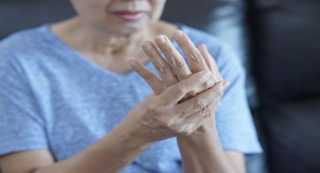 5 bài tập đơn giản để giảm đau khớp ngón tay - Ảnh 1
