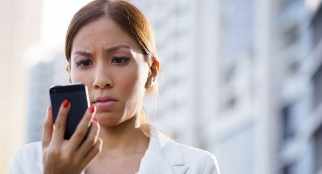Smartphone ảnh hưởng tới làn da của bạn thế nào? - Ảnh 1