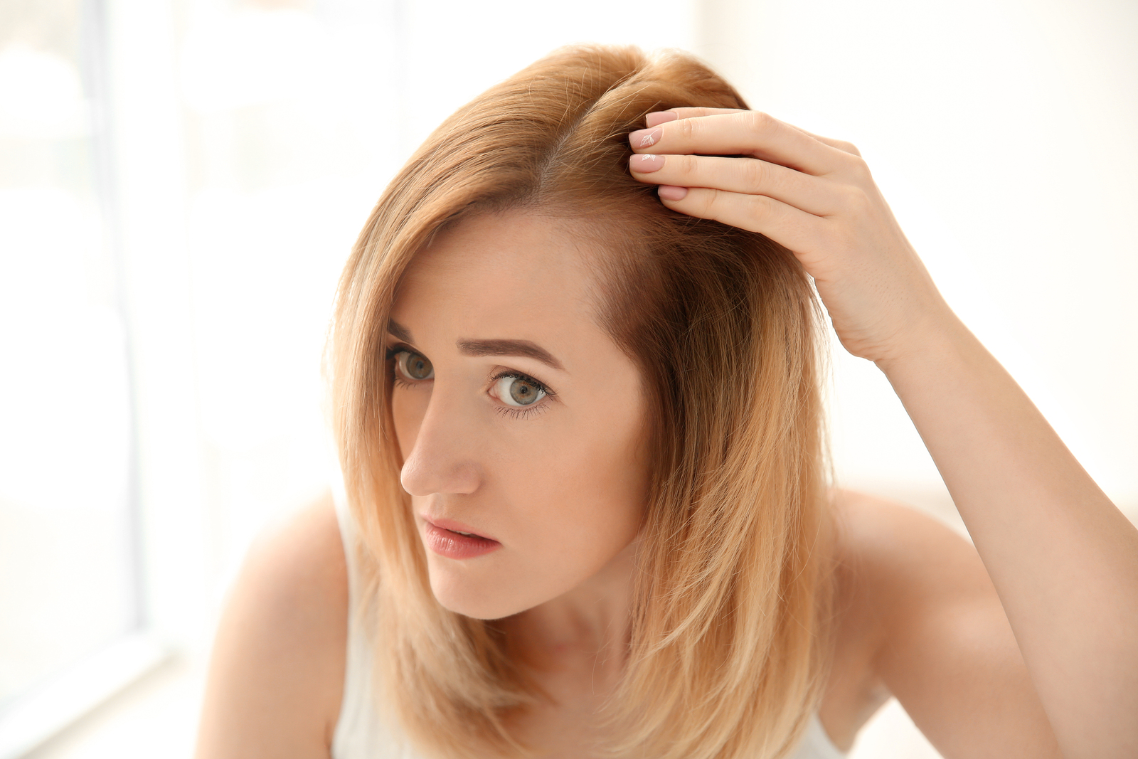 4 thói quen xấu làm tóc bạn bị mỏng, thưa và dễ gãy rụng - Ảnh 1