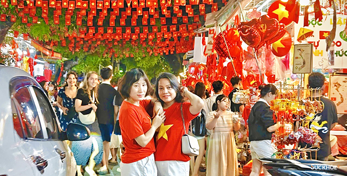 Phố Hàng Mã rộn ràng đón 